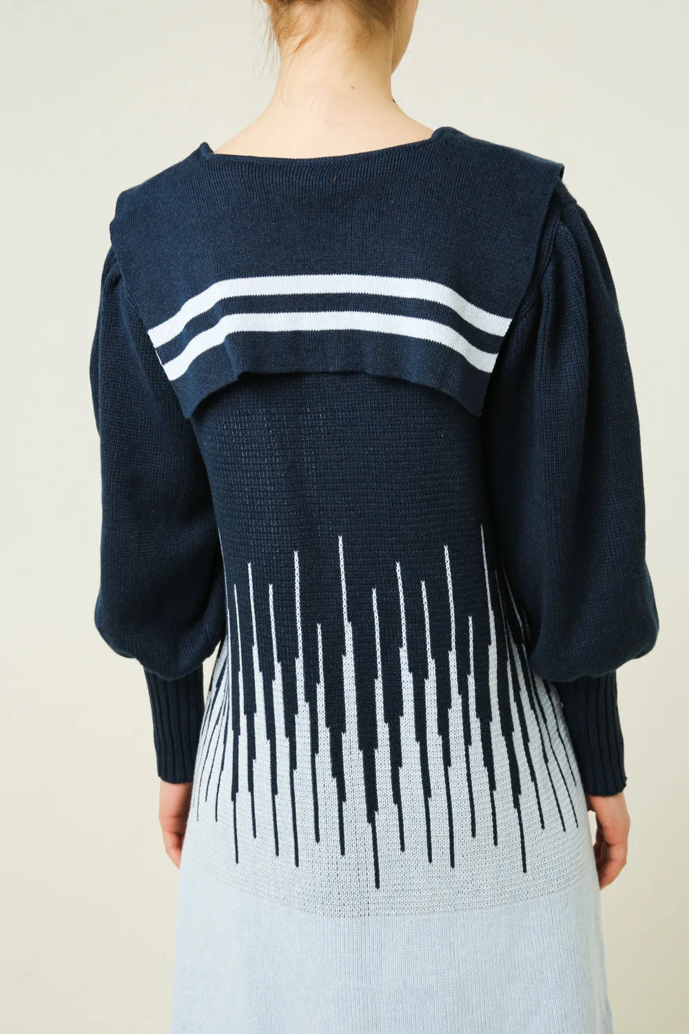 Dress with a yoke on the back